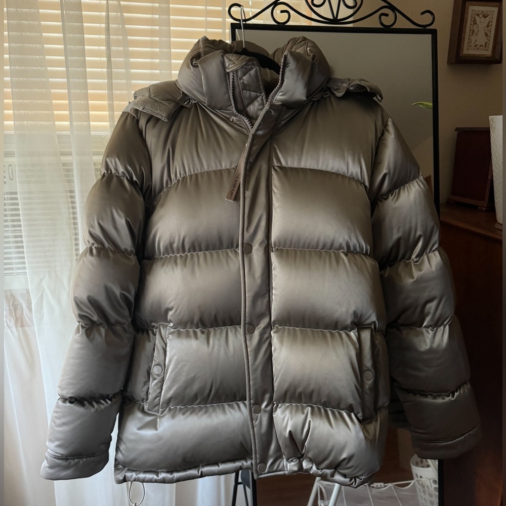 Aritizia Tna The Super Puff in Liquid Shine, Modern Taupe